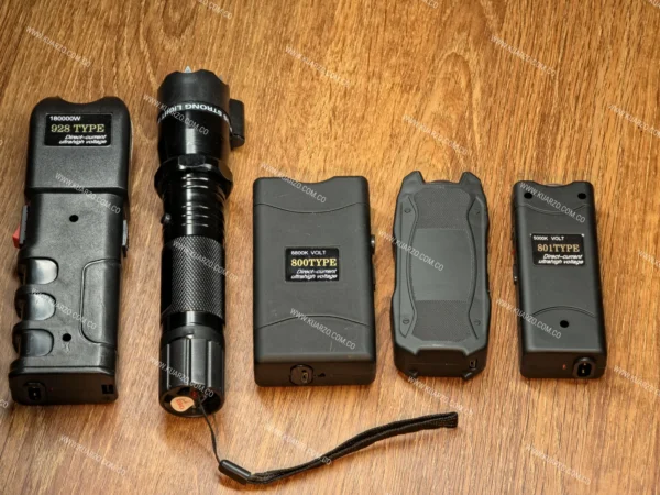 Taser Linterna Táctica de Electrochoque Recargable para Defensa Personal : Descarga Disuasiva con Cable de Carga [No Letal]